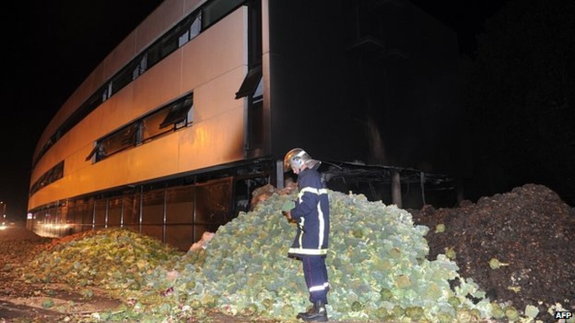Γαλλία: Αγρότες πυρπόλησαν κυβερνητικά κτίρια στη Βρετάνη